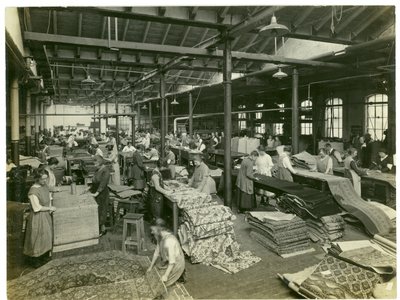 Der Fertigungsraum, Axminster-Abteilung, Teppichfabrik, 1923 von English Photographer